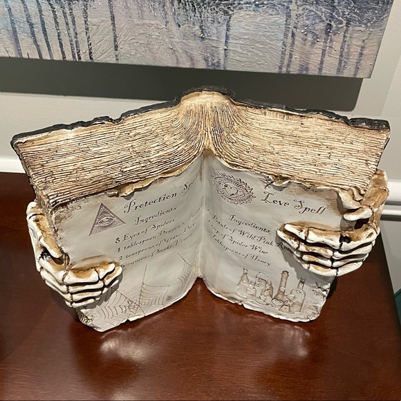 Skeleton hand Halloween spell book - Picture 5 of 6